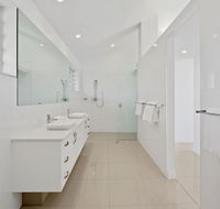 Bella Vista West 3 Luxury Ocean View High Ceilings Golf Buggy Sleeps 8 - Accommodation Gladstone