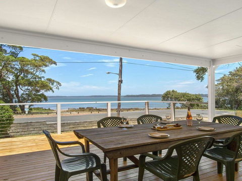 Bellevue - Overlooking Serene Lake Woolumboola - Accommodation Gladstone 0
