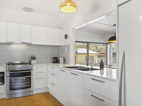 Bellevue - Overlooking Serene Lake Woolumboola - Accommodation Gladstone 1