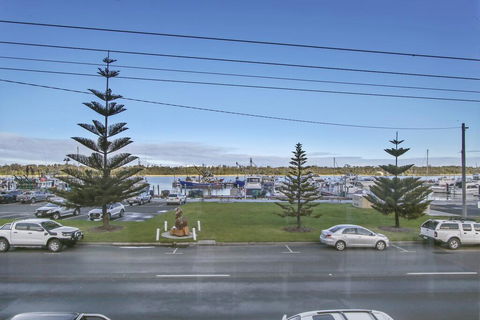 Bellevue On The Lakes - Accommodation Gladstone 1