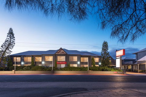 Bellevue On The Lakes - Accommodation Gladstone 0