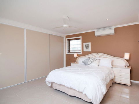 Bellima Beach House', 9 Jackson Close - Huge Duplex With Air Con And Fabulous Views - Accommodation Gladstone 1