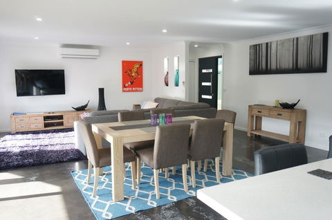 Ben's Place - Modern & Convenient - Accommodation Gladstone 0
