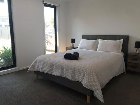 Ben's Place - Modern & Convenient - Accommodation Gladstone 2
