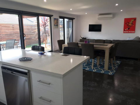 Ben's Place - Modern & Convenient - Accommodation Gladstone 1