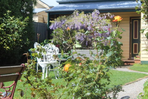 Benambra Bed & Breakfast - Accommodation Gladstone 0