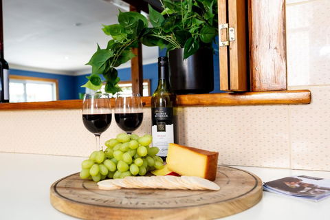 Best Central House - SLEEPS 11 !! - Accommodation Gladstone 3