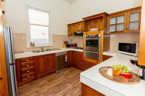 Best Central House - SLEEPS 11 !! - Accommodation Gladstone 2