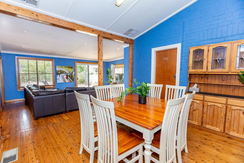 Best Central House - SLEEPS 11 !! - Accommodation Gladstone 0