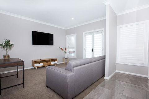 Best Central Wagga Townhouse - Accommodation Gladstone 2
