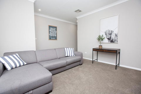Best Central Wagga Townhouse - Accommodation Gladstone 3