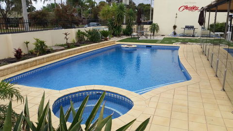 Best Western Chaffey Motor Inn - Accommodation Gladstone 1