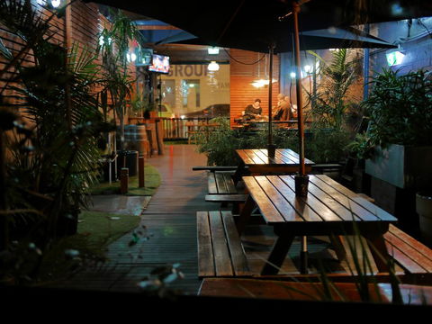 Bev And Mick's International Backpackers At Mcmahon's - Accommodation Gladstone 0