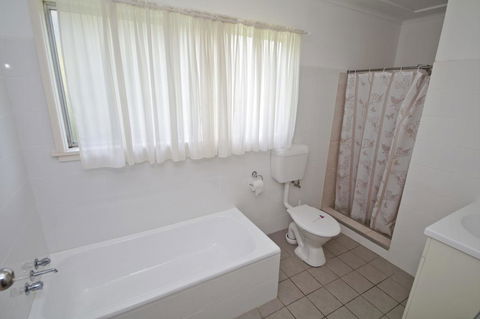 Billy's On Main, 44 Main Street - Accommodation Gladstone 1
