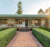 Birds 'n' Bloom Cottages - Accommodation Gladstone