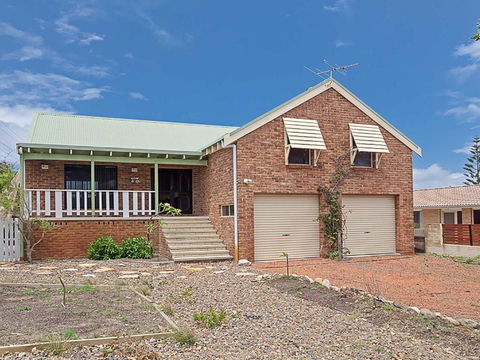 Birubi Beach House' 14 Campbell Avenue - Fantastic House And Close To The Surf Beach - Accommodation Gladstone 0