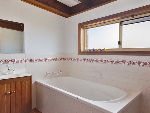 Birubi Beach House' 14 Campbell Avenue - Fantastic House And Close To The Surf Beach - Accommodation Gladstone 2