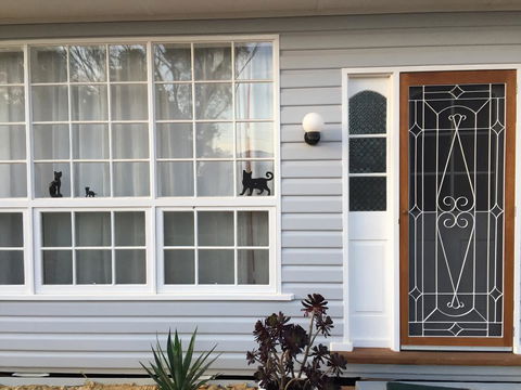 Black Cat Retreat Holiday Home - Accommodation Gladstone 2