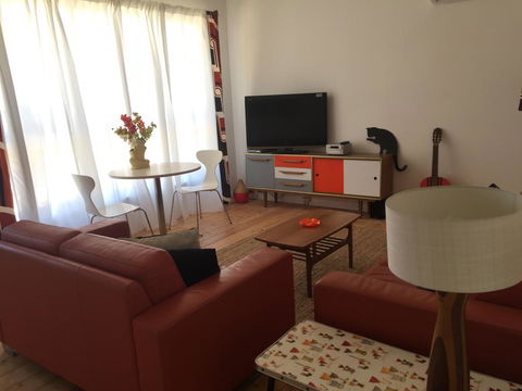 Black Cat Retreat Holiday Home - Accommodation Gladstone 0