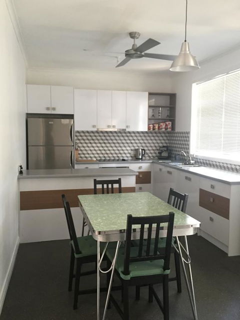 Black Cat Retreat Holiday Home - Accommodation Gladstone 3
