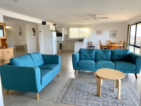 Blakeney Holiday House - Accommodation Gladstone 1