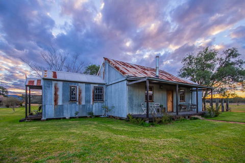 Blaxland's Cottage - Accommodation Gladstone 0