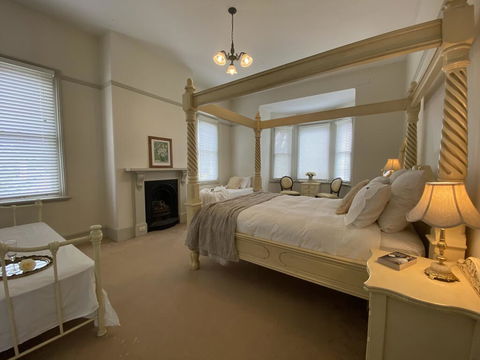 Blayney House - Accommodation Gladstone 0