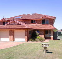 Blue Bay 83a Rocky Point Road - Foxtel  air conditioning downstairs - Accommodation Gladstone