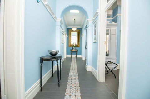 Blue Door Apartments Heritage Charm In CBD - Accommodation Gladstone 3