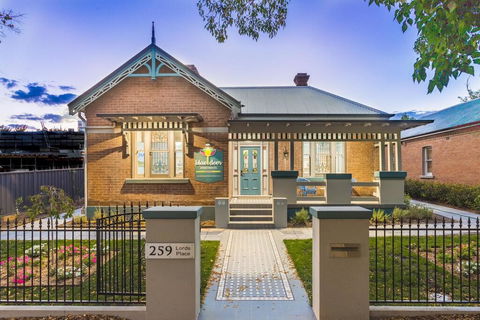 Blue Door Apartments Heritage Charm In CBD - Accommodation Gladstone 0