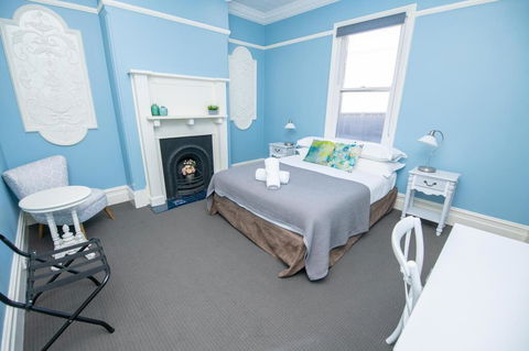 Blue Door Apartments Heritage Charm In CBD - Accommodation Gladstone 2
