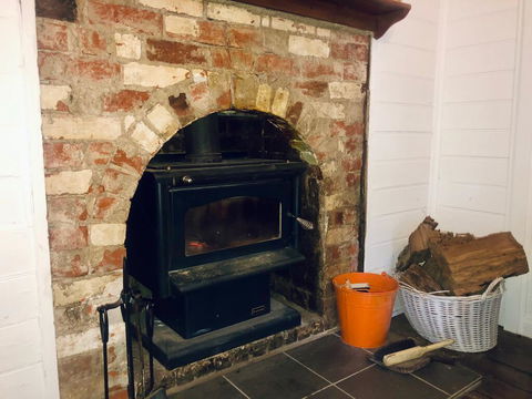 Blue Duck Cottage, Village Comfort, Fireplace - Accommodation Gladstone 3