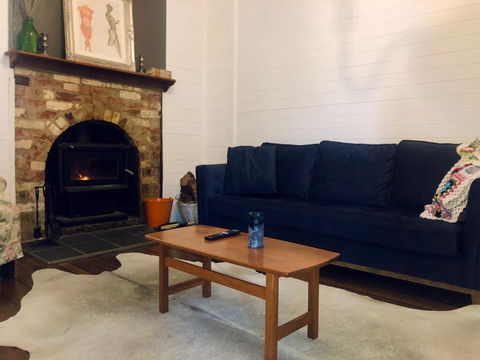 Blue Duck Cottage, Village Comfort, Fireplace - Accommodation Gladstone 1
