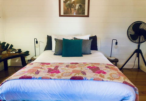 Blue Duck Cottage, Village Comfort, Fireplace - Accommodation Gladstone 0