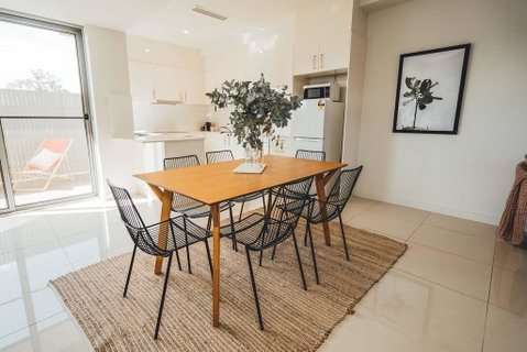 Blue Gum On First Ave - CBD Fringe, WiFi, Netflix - Accommodation Gladstone 2