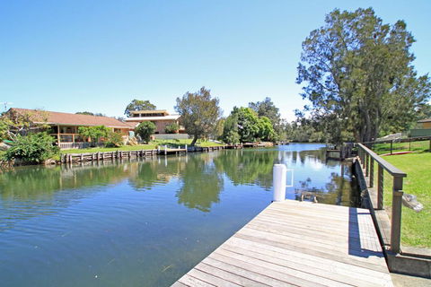 Blue Lagoon - Waterfront - Accommodation Gladstone 0