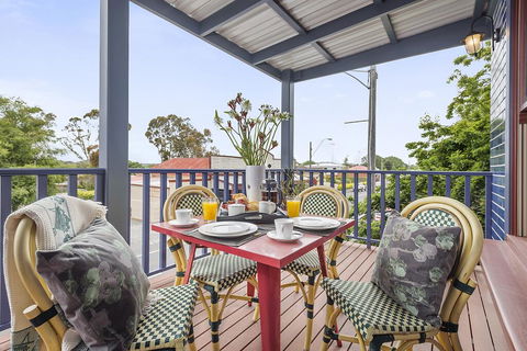 Blue Rosella On Piper - Accommodation Gladstone 3