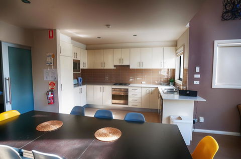 Blues Air 1 - Accommodation Gladstone 1