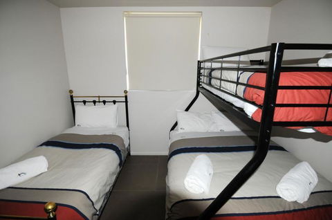 Blues Air 3A - Accommodation Gladstone 2