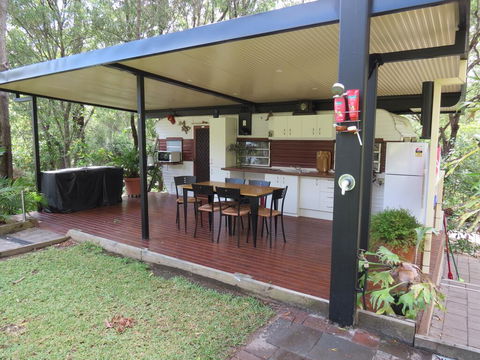 BoBRENE On Tamborine Nude Retreat - Cosy Chalet - Accommodation Gladstone 3