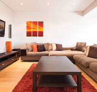 Bold modern 1 bed 10 mins from the city - Accommodation Gladstone