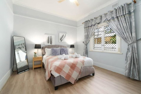 The Newly Renovated - Maylands Vacation Home - Accommodation Gladstone 1