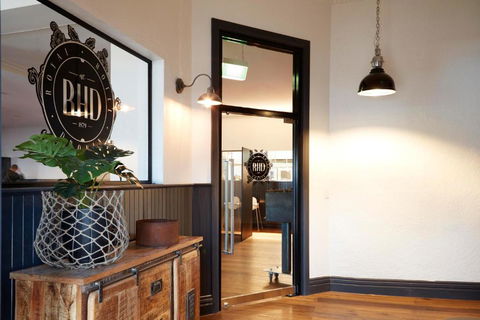 The Royal Hotel, Drouin - Accommodation Gladstone 0