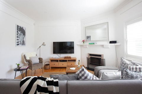 THE WHITE HOUSE Luxury Villa Embedded In History - Accommodation Gladstone 0