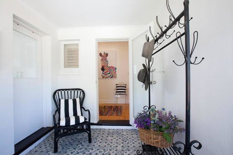 THE WHITE HOUSE Luxury Villa Embedded In History - Accommodation Gladstone 1