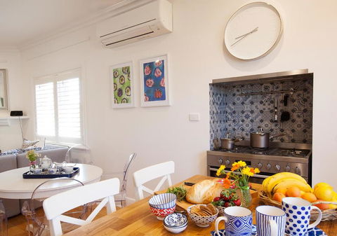 THE WHITE HOUSE Luxury Villa Embedded In History - Accommodation Gladstone 3