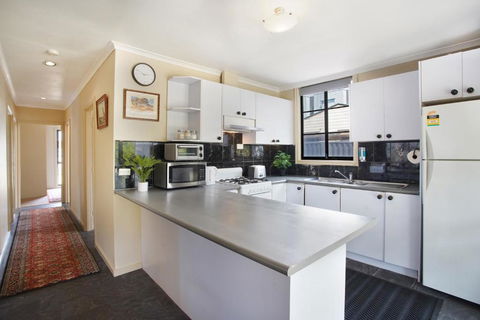 Three Bedroom Sweet Retreat In Coburg - Accommodation Gladstone 1