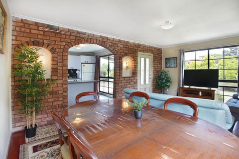 Three Bedroom Sweet Retreat In Coburg - Accommodation Gladstone 2
