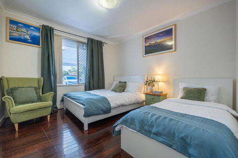 Warmth House Nr Airport 2rooms 5beds Yard N Parking - Accommodation Gladstone 0