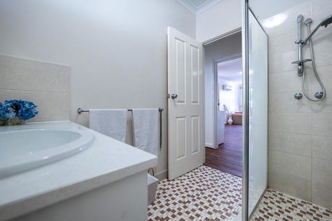 Warmth House Nr Airport 2rooms 5beds Yard N Parking - Accommodation Gladstone 3